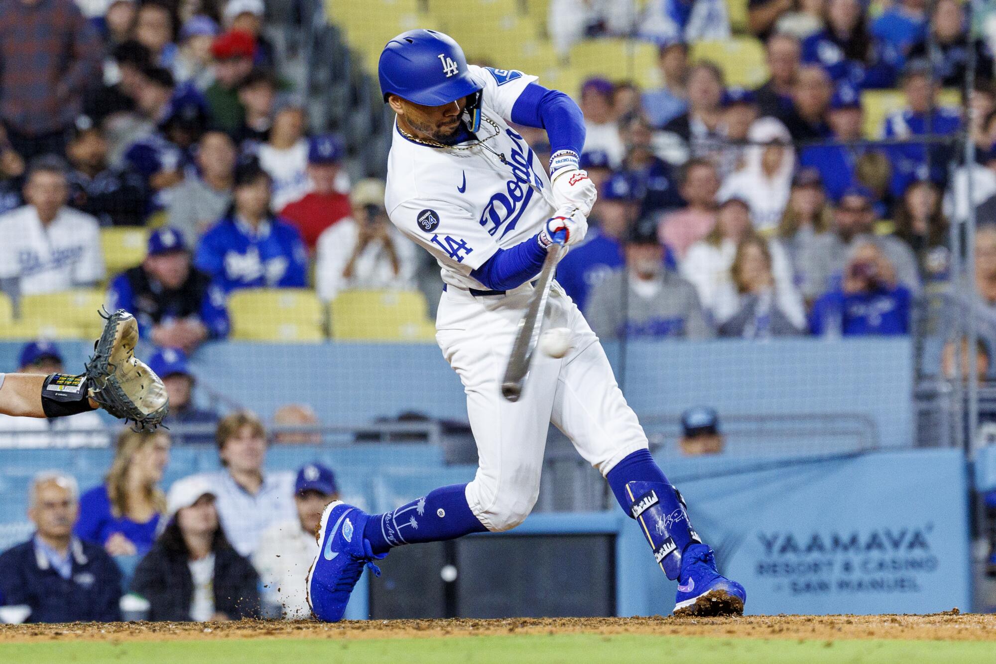 Mookie Betts batting, longest active MLB on-base streak